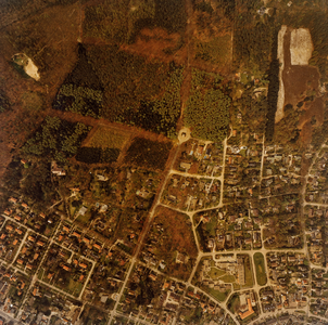  Luchtfoto van de gemeente Leersum met het gebied rond de Scherpenzeelseweg met het Bosbad Leersum (serie I, V023-6585)