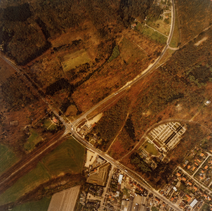  Luchtfoto van de gemeente Leersum met het gebied rond de Lomboklaan met de Uilentoren (serie I, V024-6585)