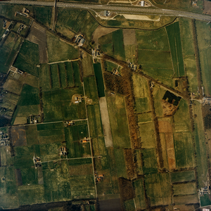  Luchtfoto van de gemeente Leersum met gebied ten zuiden van de A12 met de Haarweg (serie II, 288)