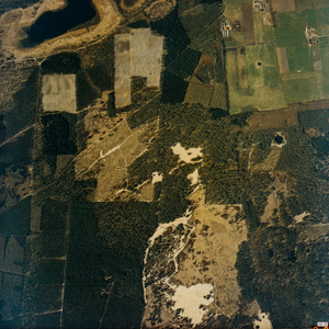  Luchtfoto van de gemeente Leersum met bosgebied rond de Heulweg met een Leersumse plas (serie II, 296)