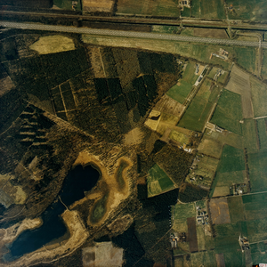  Luchtfoto van de gemeente Leersum met bosgebied ten zuiden van de A12 met een Leersumse plas (serie II, 297)