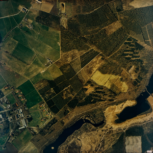  Luchtfoto van de gemeente Leersum met bosgebied met Leersumse plassen en Valkenheide (serie II, 298)