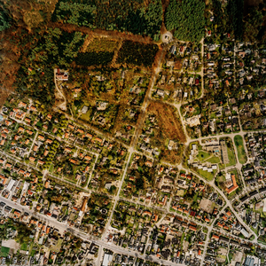  Luchtfoto van de gemeente Leersum met gebied ten noorden van de Rijksstraatweg met de Lomboklaan en de Uilentoren ...