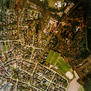 Luchtfoto van de gemeente Leersum met gebied rond de Scherpenzeelseweg en de Wildbaan met het Bosbad Leersum (serie ...