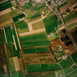  Luchtfoto van de gemeente Leersum met gebied tussen de Rijksstraatweg en de Boerenbuurt (serie III, V6127)