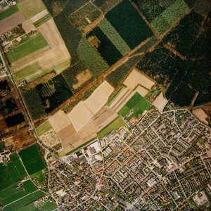  Luchtfoto van de gemeente Leersum met gebied tussen de Rijksstraatweg en de Koenestraat te Amerongen (serie III, V6128)