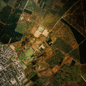  Luchtfoto van de gemeente Leersum met bosgebied rond de Bergweg te Amerongen (serie III, V6130)