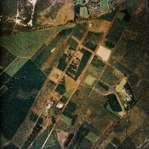  Luchtfoto van de gemeente Leersum met bosgebied rond de Scherpenzeelseweg met Bosbad Leersum (serie III, V6132)