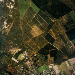 Luchtfoto van de gemeente Leersum met gebied ten zuiden van de Rijksstraatweg met de Middelweg, boerderij ...