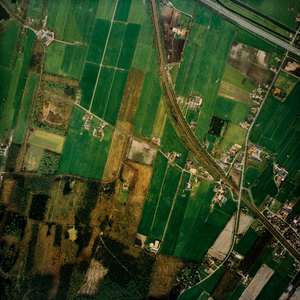  Luchtfoto van de gemeente Leersum met gebied rond de kruising van de spoorlijn Utrecht-Rhenen en de A12 (serie III, V6144)
