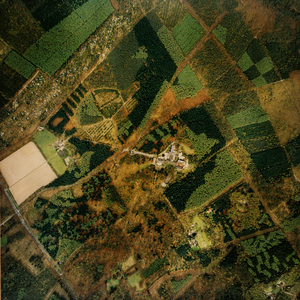  Luchtfoto van de gemeente Leersum met gebied rond en ten zuiden van de Rijksstraatweg met de Hoogstraat, Camping De ...