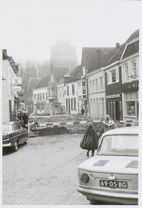  Reconstructie van de straat, met op de achtergrond de Nederlands-hervormde kerk.