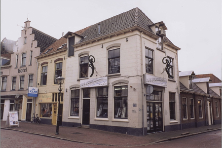  Winkel in muziekinstrumenten, ooit de woning van huisarts Van Bijsterveld, lid van het verzet.