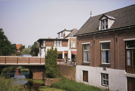  Zijgevel, gracht en brug