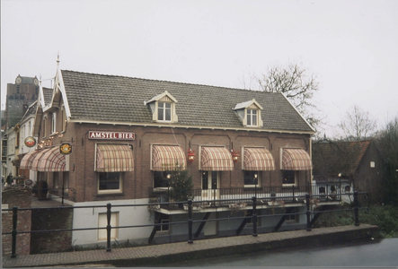  Gezicht over de gracht op terras en café.