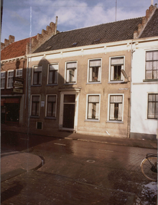  De voorgevel. Rechts wordt het huis geflankeerd door De Keizerskroon, links door Veldpoortstraat 4, De Wijkse ...