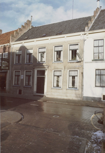  De voorgevel. Rechts wordt het huis geflankeerd door De Keizerskroon, links door Veldpoortstraat 4, De Wijkse ...