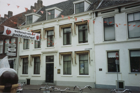  De voorgevel, nu als Sociaal Medisch Centrum. Aan de gevel hangt een vlag van de Nederlandse Hartstichting.