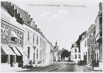  Gezicht in de Veldpoortstraat met tramrails en in de verte de Peperbus.