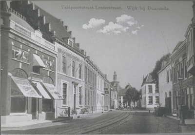  Gezicht in de Klooster Leuterstraat vanuit de Veldpoortstraat. Het tweede huis links is de Wijkse Handelsonderneming, ...