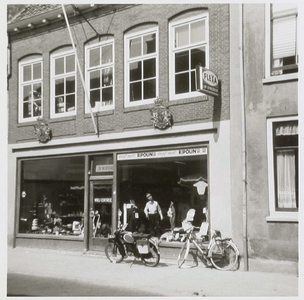  De Wijkse Handelsonderneming met geparkeerde brommer en fiets.