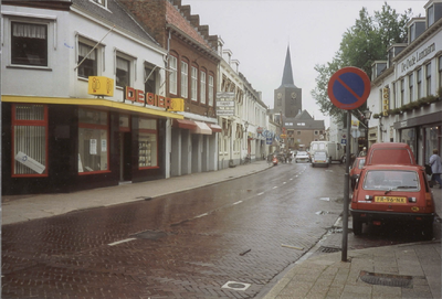  De voorgevel met neonreclame De Gier op een regenachtige dag. Aan de rechterzijde een geparkeerde Renault 5 FR-96-NX.
