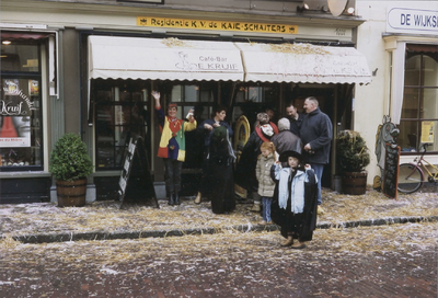  De voorgevel van Café Bar De Kruif met carnaval, als hoofdkwartier van K.V. Kaie Schaiters.