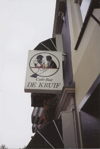  Het uithangbord van Café-Bar De Kruif.