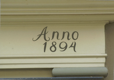  Een detail van de voorgevel met jaartal Anno 1894.