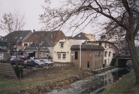  Gezicht op het pand over de singel, met links een parkeerplaats.