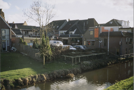  Gezicht op de parkeerplaats naast het pand. Op het pand een spandoek Oranjecafé De Kruif.