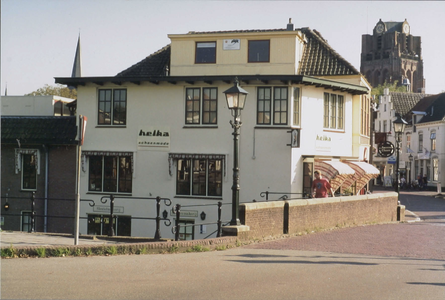  Een deel van de zijgevel en de Veldpoortbrug, met zichtbaar Helka schoenmode.