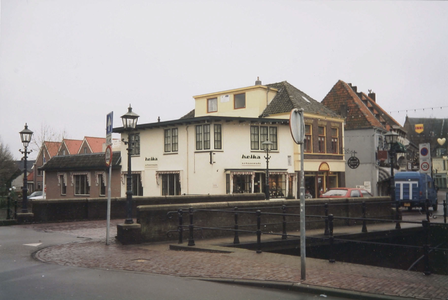  De zij- en voorgevel gezien over de Veldpoortbrug, met op beide gevels Helka schoenmode.