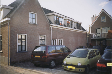  Een parkeerterrein met enkele auto's.