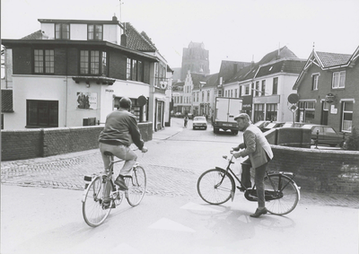  Gezicht op de brug en de Veldpoortstraat met twee fietsers op de voorgrond.