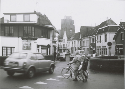 Gezicht op de brug en in de Veldpoortstraat met een auto en een fietser op de voorgrond.