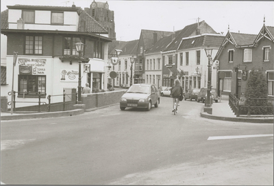  Gezicht op de brug en in de Veldpoortstraat met een auto en een fietser op de voorgrond.