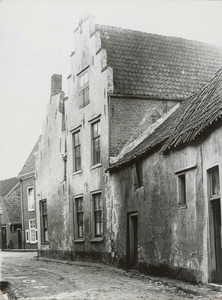 Zijaanzicht van het voormalige logement Het Roode Hert, dat in 1934 werd afgebroken voor het herenmodemagazijn van S. ...