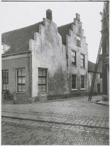  Zijaanzicht van het voormalige logement Het Roode Hert, dat in 1934 werd afgebroken voor het herenmodemagazijn van S. ...