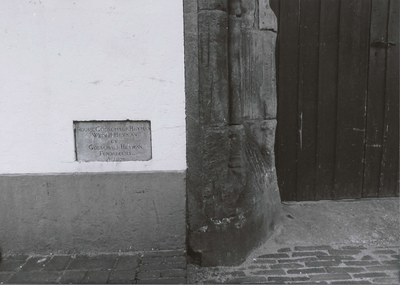  Een detail van de gevel. Eerste steen met inscriptie Roos Godschalk Heyman, Wed. H. Heyman en Godschalk Heyman ...