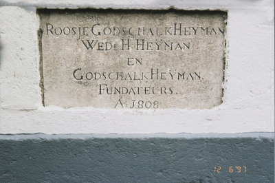  Een detail van de gevel. Eerste steen met inscriptie Roos Godschalk Heyman, Wed. H. Heyman en Godschalk Heyman ...