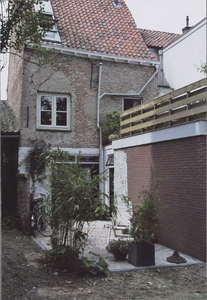  De achtergevel met tuin en schuur van de voormalige synagoge, die in 1923 verbouwd werd tot woonhuis.