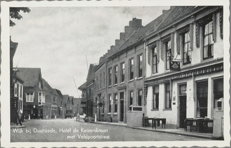  Straatgezicht met rechts Hotel De Keizerskroon.