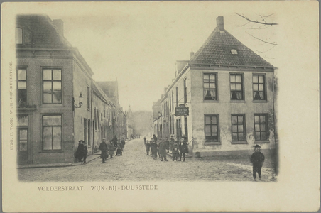  Gezicht in de straat met kinderen. Rechts Café Marktzicht.