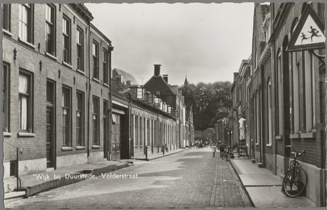  Gezicht richting het kasteel, met geheel links de school waar ooit Gerrit Achterberg lesgaf.