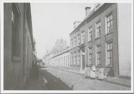  Straatgezicht richting de Markt met rechts de school, waar Gerrit Achterberg lesgaf.