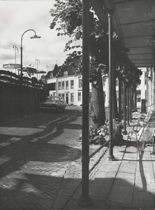  In de richting van de hoek Oeverstraat en Lekdijk. Link de wal met daar bovenop het terras van het theehuisje van het ...