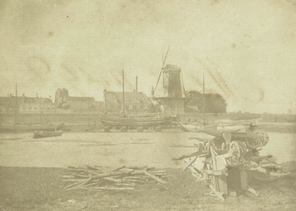  Molen Rijn en Lek. Gezicht op de haven, de scheepstimmerwerf, de runmolenpoort en de Dijkstraat. Links op de ...