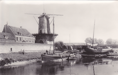  Gezicht op haven en molen Rijn en Lek