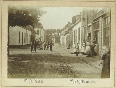  Op de achtergrond, voorbij het grote witte pand links, begint de Veldpoortstraat.